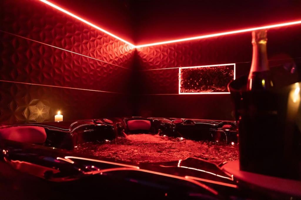 Loveroom O Diable Des Plaisirs Avec Jacuzzi Τουρκουάν Εξωτερικό φωτογραφία